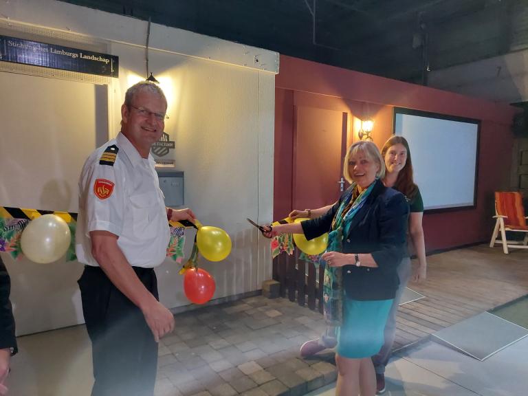 Opening scenario 'Omgaan met natuurbrand'. Burgemeester burgemeester Monique de Boer-Beerta van gemeente Roerdalen knipt met Sraar Theeuwen, Provinciaal Regisseur Natuurbranden het lint door